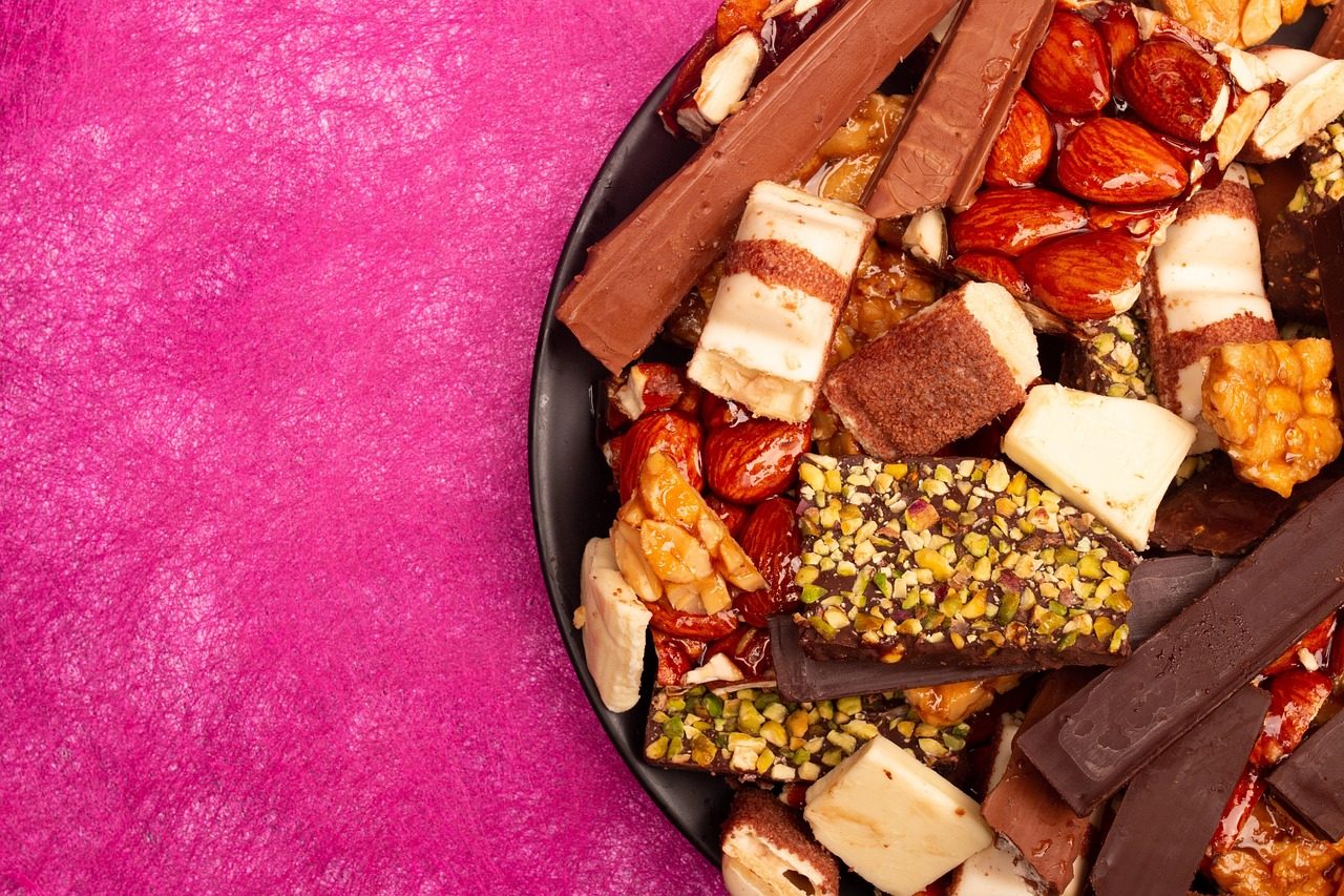 Stezka lesem symbolizující přirozený životní styl a wellness