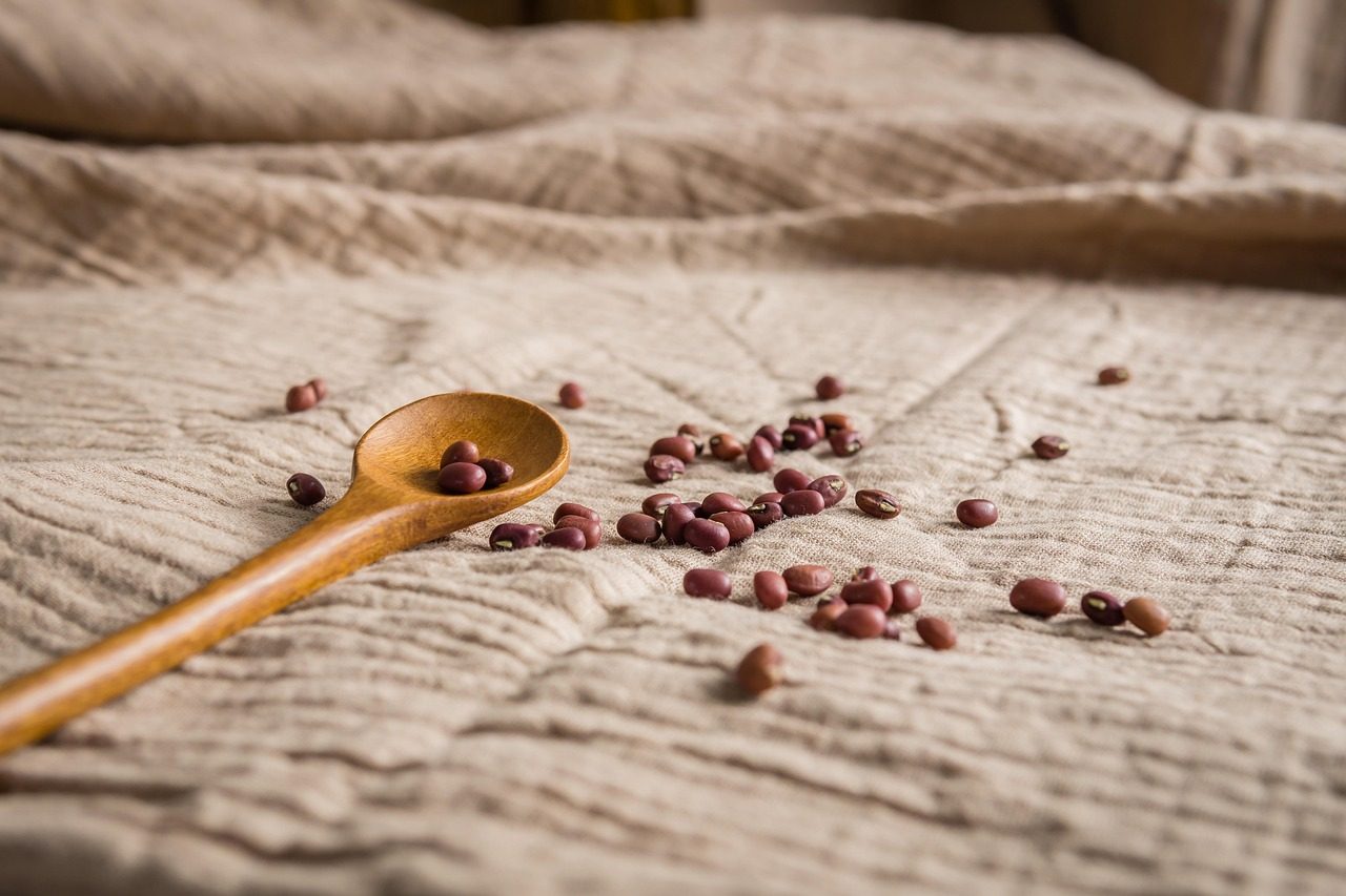 Přírodní ingredience – zelenina, ořechy a byliny na dřevěném stole